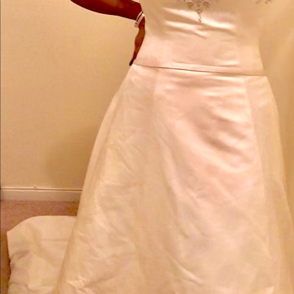 Gorgeous Wedding/Ball GOWN with a Train - Picture 3 of 8